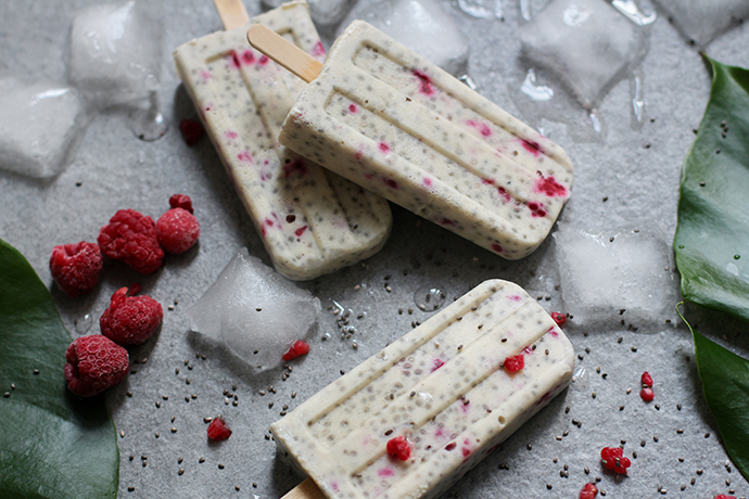 Joghurt-Chia-Eis am Stiel