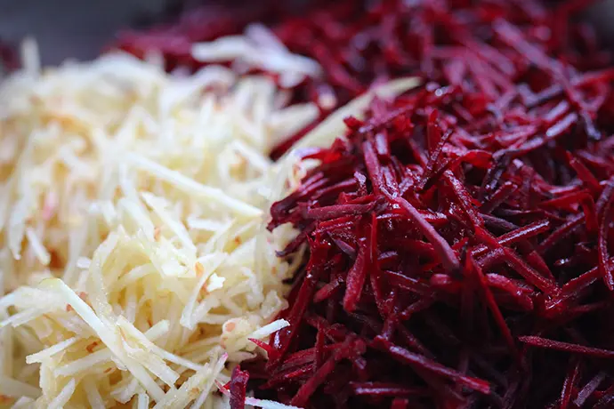 Rote Bete und Apfel gewaschen aber ungeschält fein aufreiben