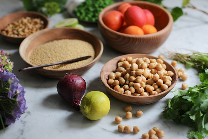 Zutaten für den veganen Aprikosen-Couscous-Salat