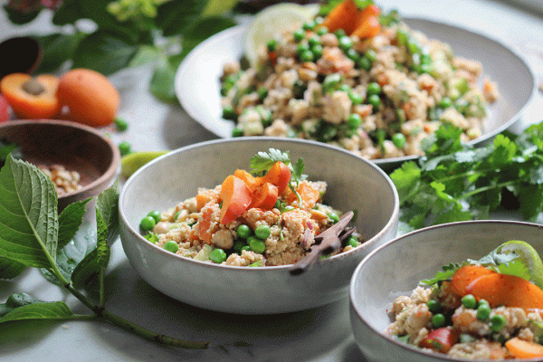 Couscous-Pfanne mit frischem Joghurt-Minz-Topping • veggies | vegan