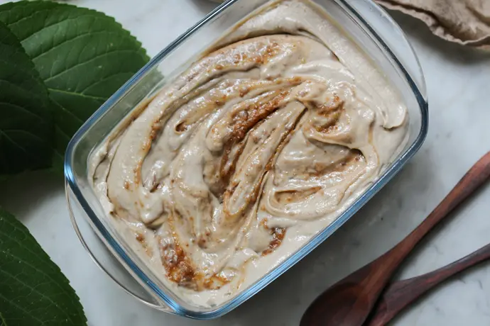 Veganes Cashew-Karamell-Eis in einem Glasbehälter