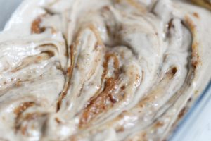Veganes cremiges Cashew-Karamell-Eis