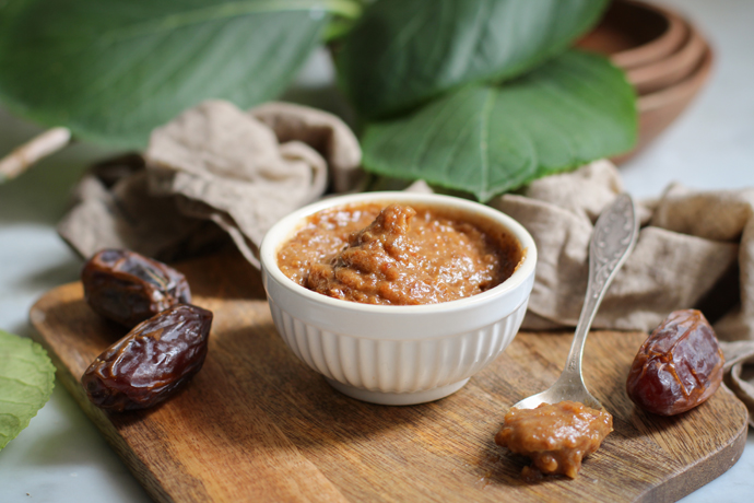 Veganes Karamell aus Medjoul-Datteln zubereitet, cremig in einer Schale