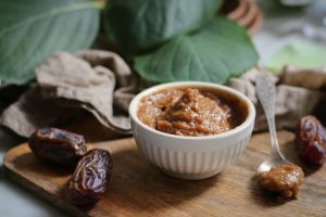 Veganes Karamell aus Medjoul-Datteln zubereitet, cremig in einer Schale