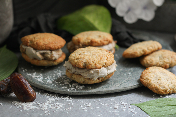 Veganes Eissandwich mit cremigem karamelleis und knusprugen Kokoskeksen ohne Eismaschine