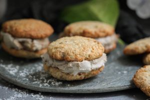 Veganes Eissandwich mit cremigem karamelleis und knusprugen Kokoskeksen ohne Eismaschine