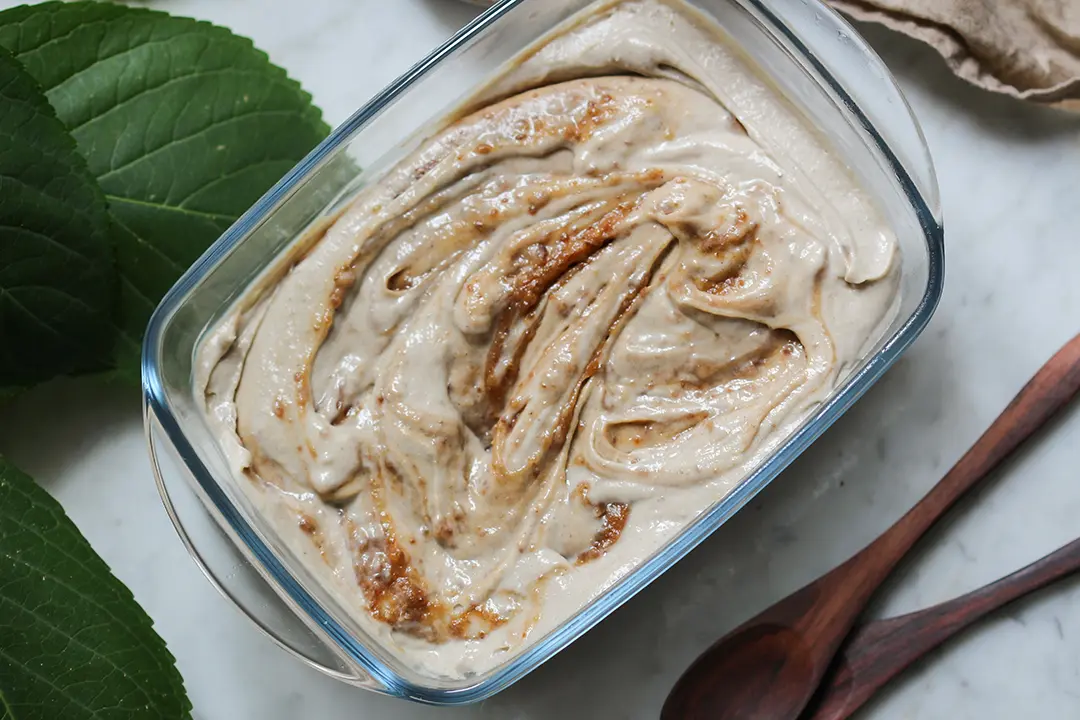 Cashew-Eis mit Dattelkaramell