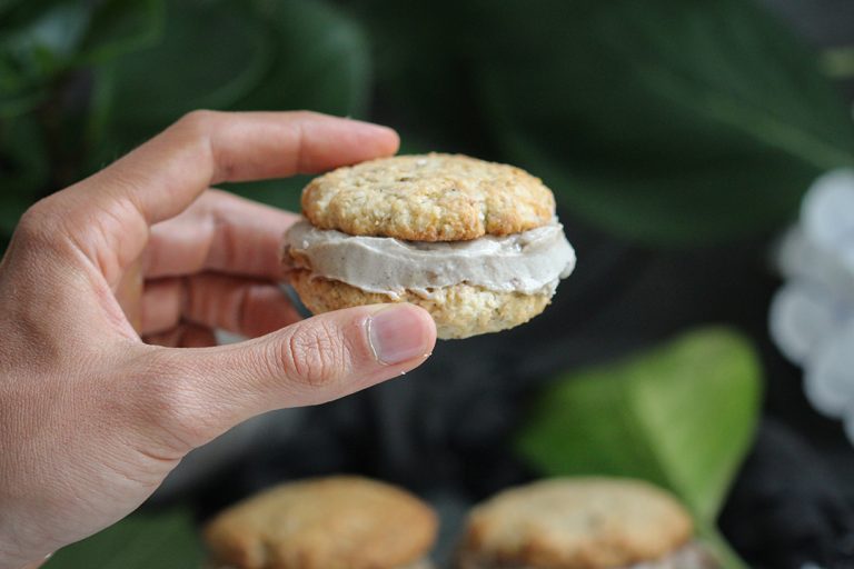 Veganes Eissandwich mit cremigem karamelleis und knusprugen Kokoskeksen ohne Eismaschine