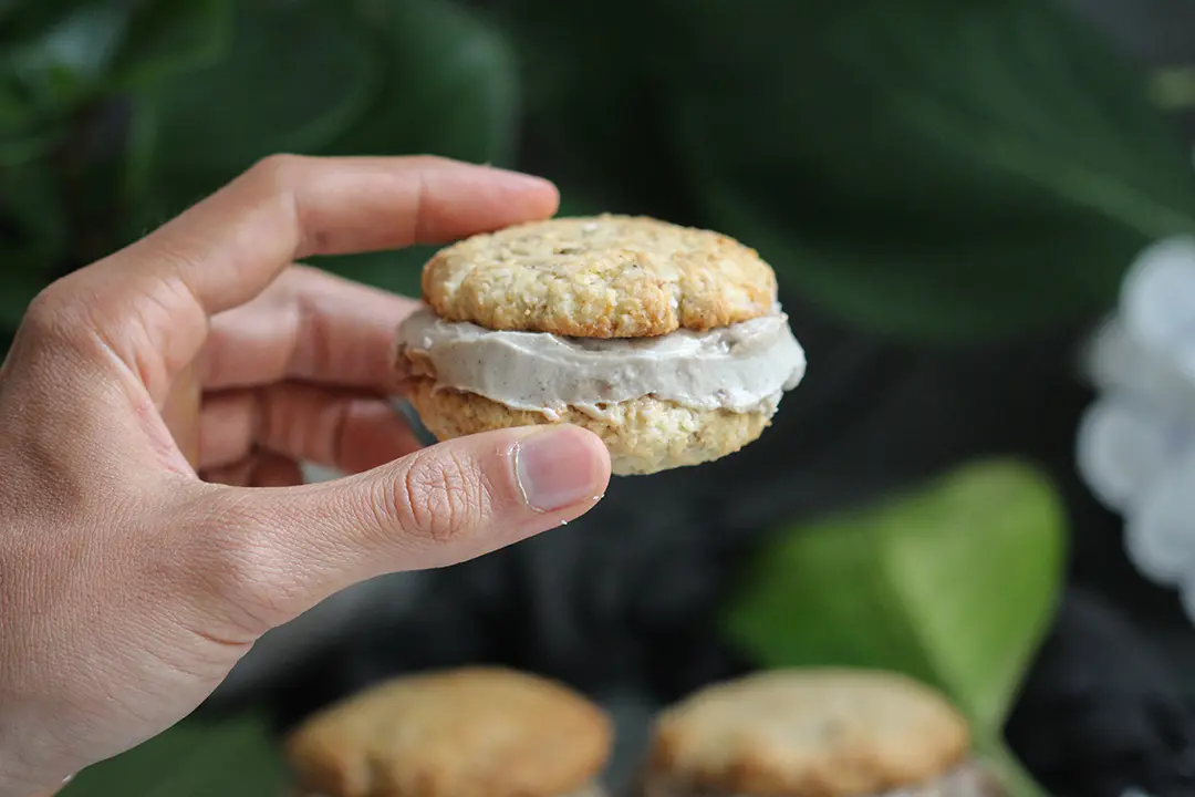 Veganes Eissandwich mit cremigem karamelleis und knusprugen Kokoskeksen ohne Eismaschine