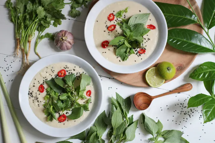 Blumenkohl-Kokossuppe mit Zitronengrass