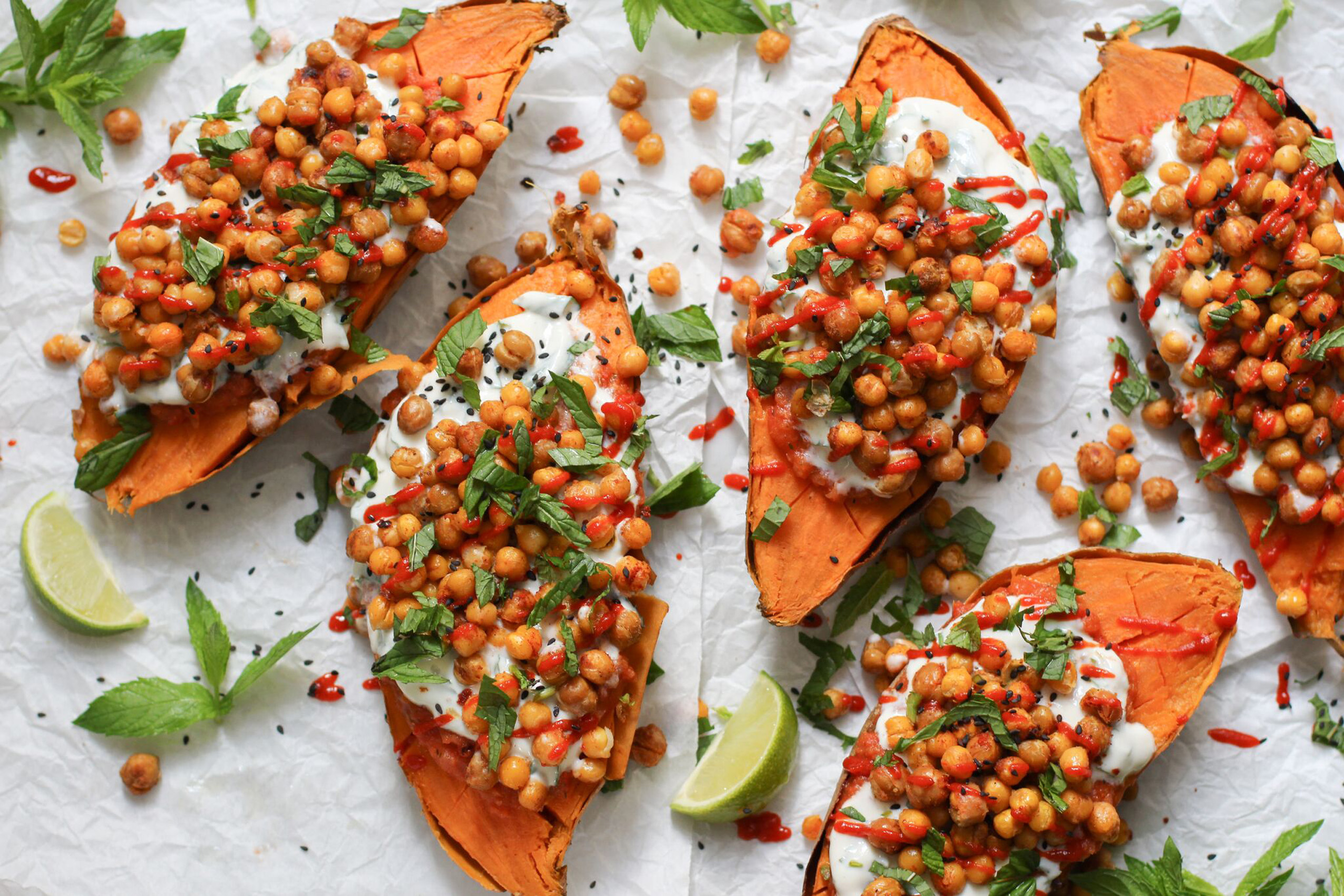 Ofen Susskartoffeln Mit Gebackenen Kichererbsen Und Minz Joghurt Veggies Vegan