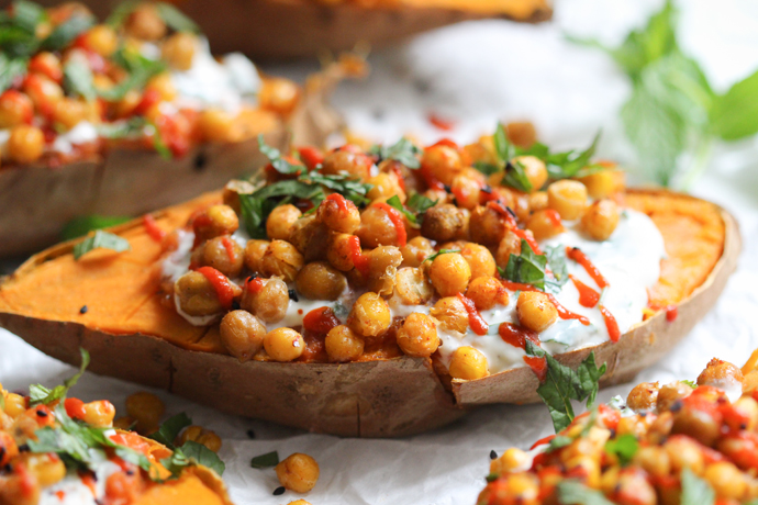 Ofen Susskartoffeln Mit Gebackenen Kichererbsen Und Minz Joghurt Veggies Vegan