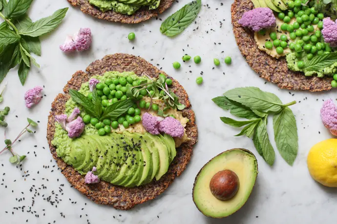 Pinke Blumenkohlpizza mit Erbsen und Avocado