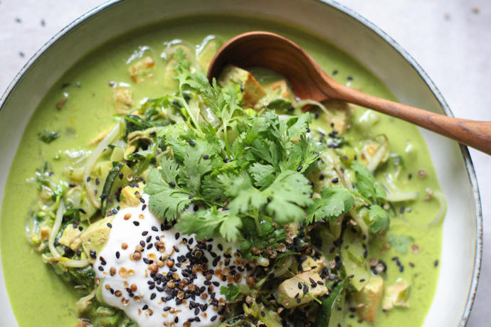 Veganes grünes Curry mit Tofu und Koriander