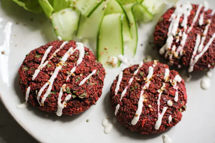 Rote Bete-Bratlinge mit Salat