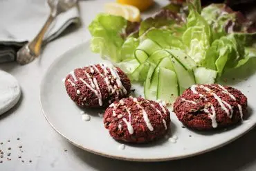 Rote Bete-Bratlinge mit Salat