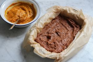 Kürbisteig und Schokoteig für vegane Halloween-Kürbis-Brownies