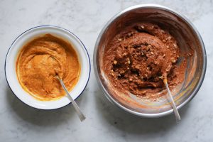 Kürbisteig und Schokoteig für vegane Halloween-Kürbis-Brownies