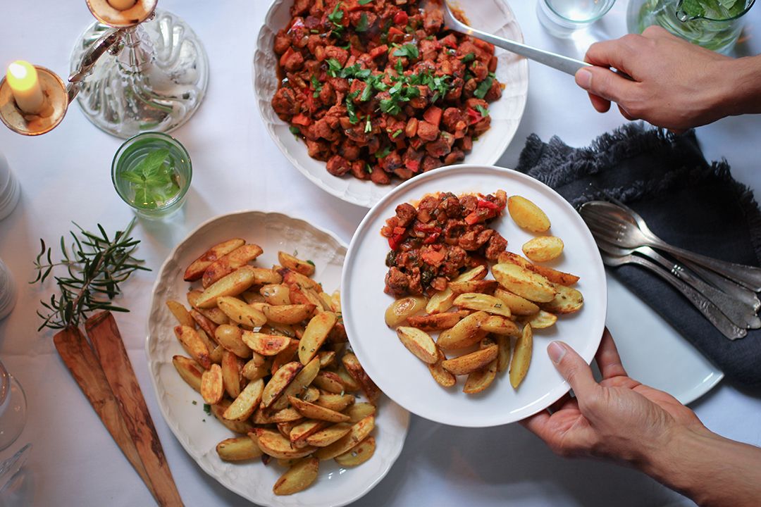 Veganes Schmorgulasch mit Rosmarin-Kartoffel-Wedges