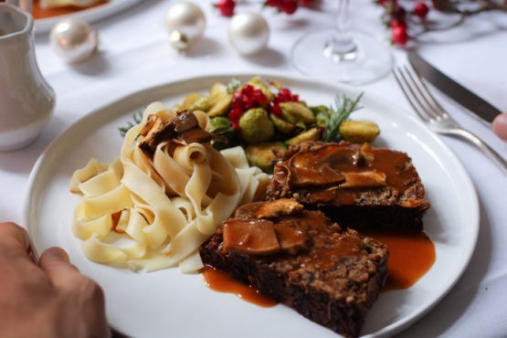 Maronen-Nussbraten mit Steinpilzsoße • veggies | vegan Maronen-Nussbraten mit Steinpilzsoße • veggies | vegan