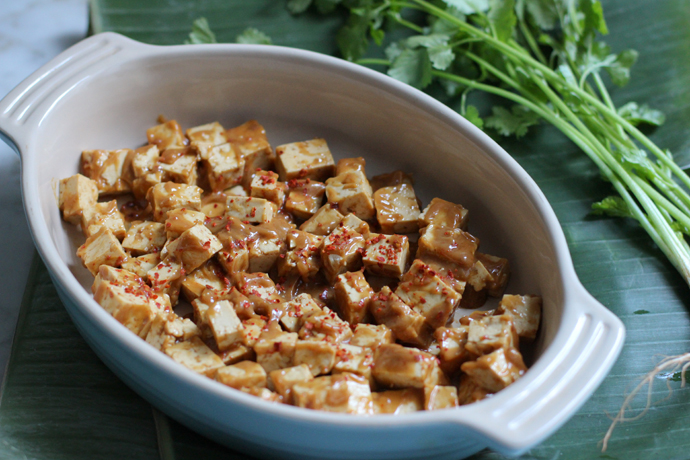 Vegane Poke Bowl mit Erdnuss-Tofu • veggies | vegan