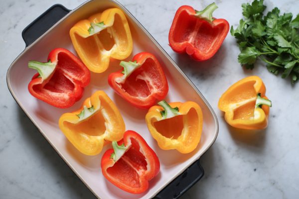 Gefüllte bunte Paprika mit Tomatensoße • veggies | vegan Gefüllte bunte Paprika mit Tomatensoße • veggies | vegan