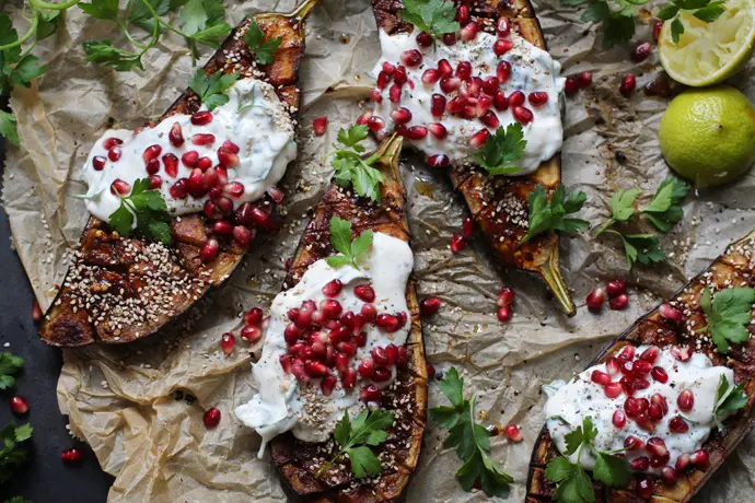 Vegane Ofen-Auberginen mit Joghurt-Tahini-Dressig und Granatapfelkernen