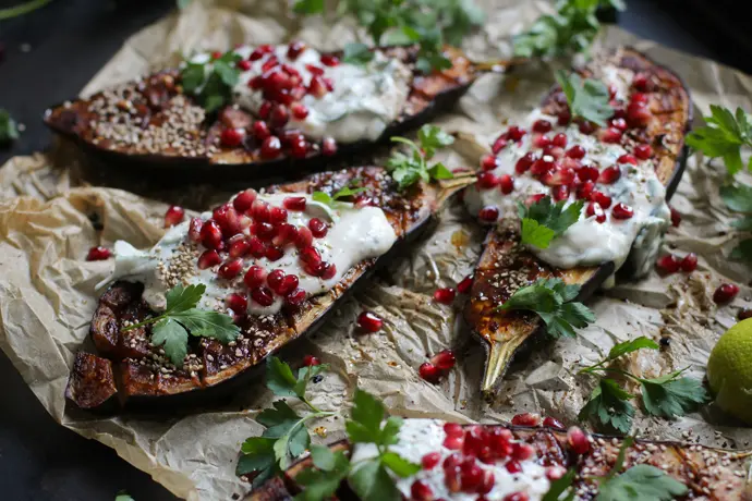 Ofen-Auberginen mit veganem Joghurt-Dressing