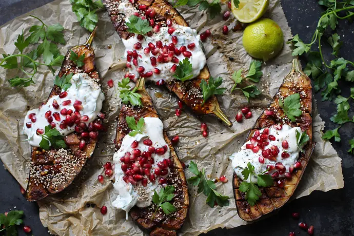 Vegane Ofen-Auberginen mit Joghurt-Tahini-Dressig und Granatapfelkernen