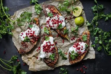 Ofen-Auberginen mit köstlicher Joghurt-Tahini-Soße