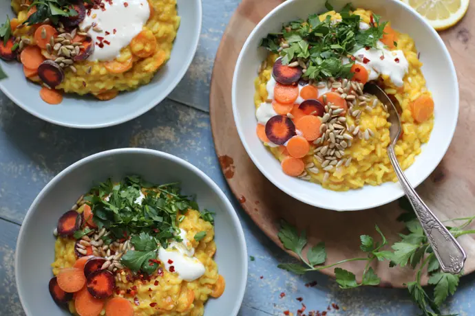 Karotten-Risotto mit Sojajoghurt und Sonnenblumenkernen