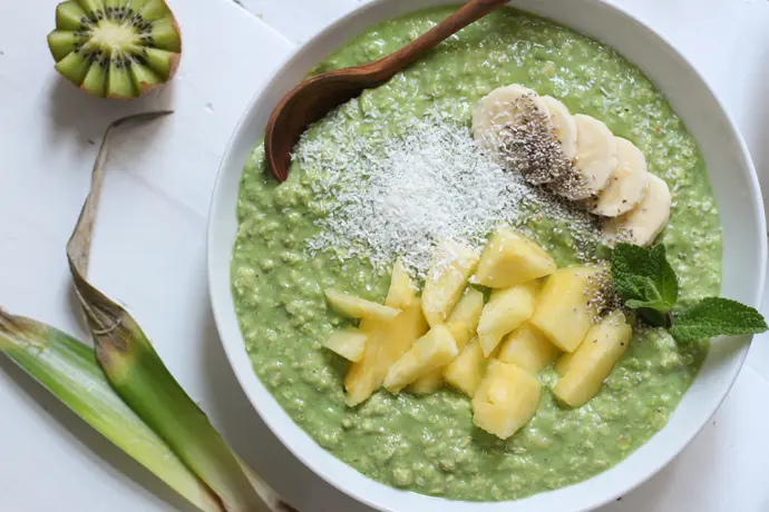 Cremige Spinat-Overnight-Oats mit Ananas