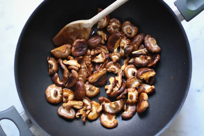 Shiitake in einer Pfanne