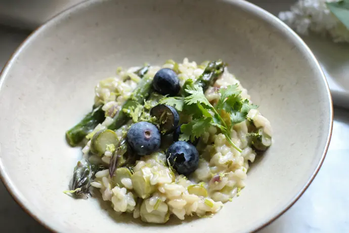 Cremiges Spargelrisotto mit Kokosmilch. Veganes Spargelgericht schnell und einfach.