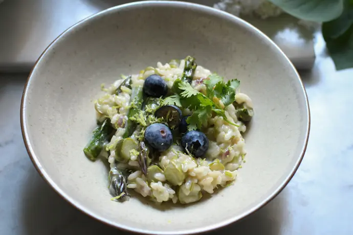 Cremiges Spargelrisotto mit Kokosmilch. Veganes Spargelgericht schnell und einfach.