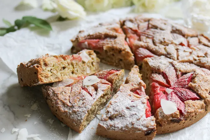 Veganer Rhabarberkuchen mit Kokos