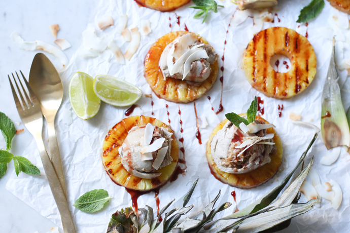 Gebratene Ananas mit cremigem veganen Eis