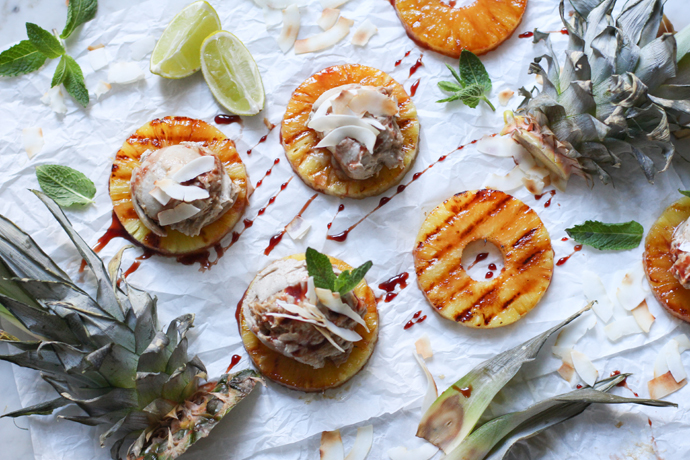 Gebratene Ananas mit cremigem veganen Eis
