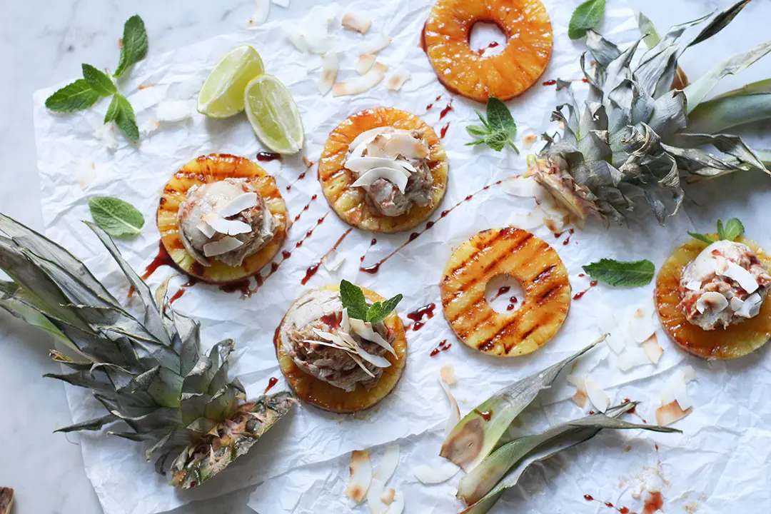 Gebratene Ananas mit cremigem veganen Eis