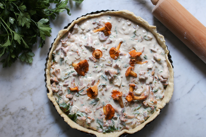 Zubereitung einer veganen Quiche mit Pfifferlingen/Eierschwammerl