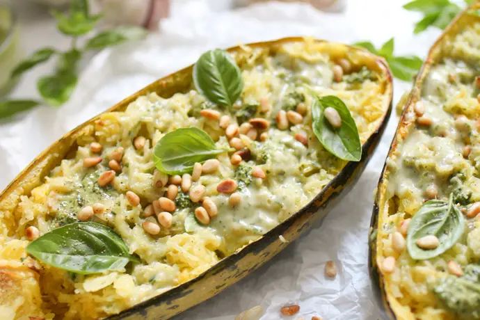 Veganer Spaghettikürbis mit Béchamel und Basilikumpesto