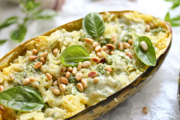 Veganer Spaghettikürbis mit Béchamel und Basilikumpesto