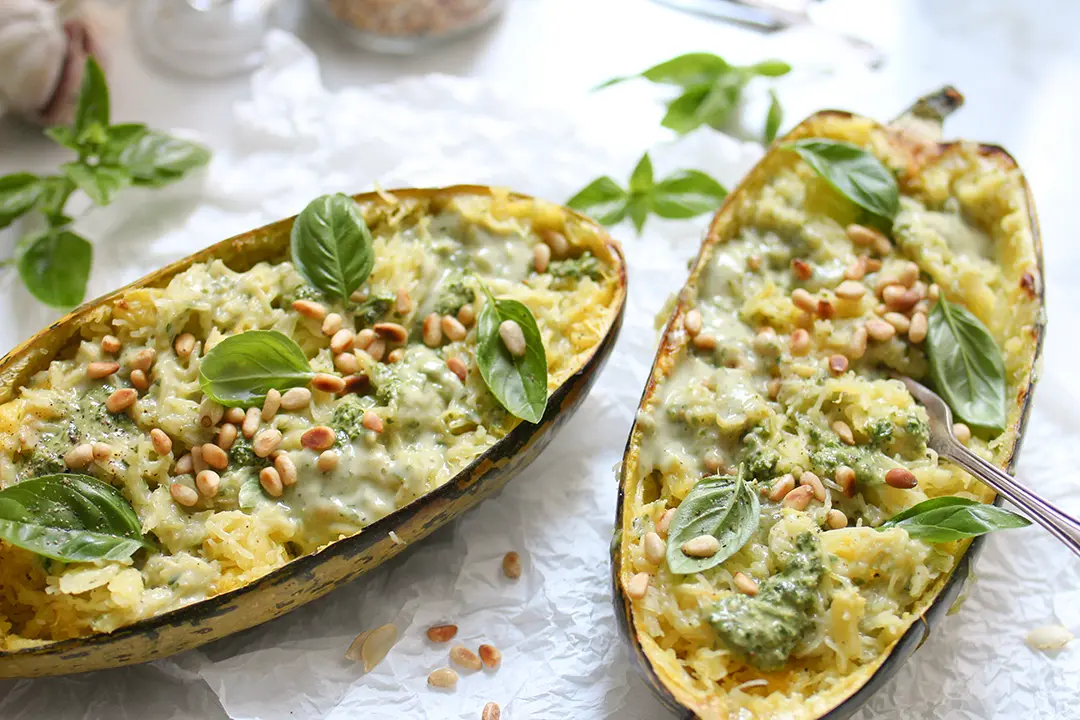 Veganer Spaghettikürbis mit Béchamel und Basilikumpesto