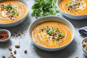 Kürbissuppe mit Kokosmilch und Erdnusscurry