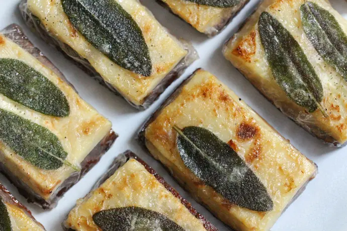Sellerie-Räuchertofu-Päckchen mit Salbei und Kartoffelstampf