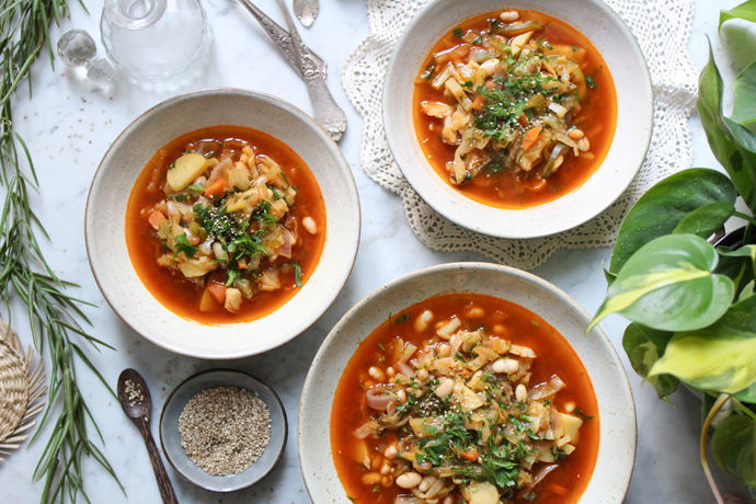 Vegane Minestrone mit Bohnen, Kohl, Kartoffeln und Fenchel