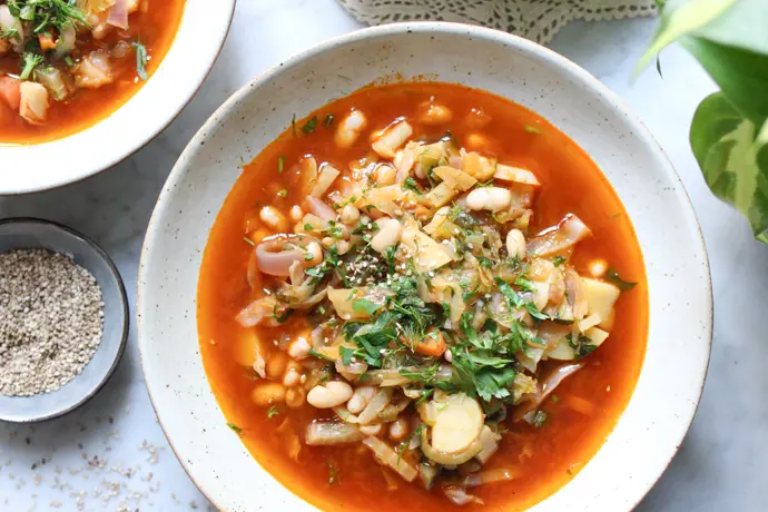 Vegane Minestrone mit Bohnen, Kohl, Kartoffeln und Fenchel