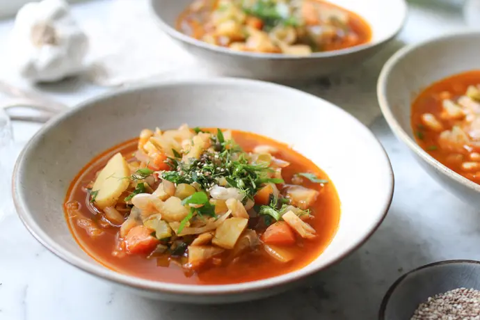 Vegane Minestrone mit Bohnen, Kohl, Kartoffeln und Fenchel
