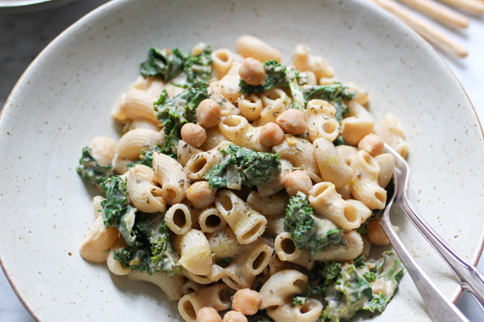 Hummus-Pasta mit Grünkohl