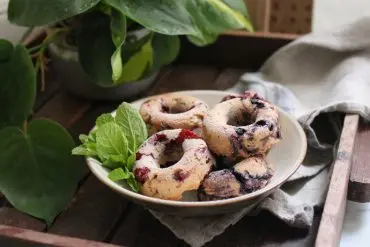 Natürliche leichte Donuts mit Heidelbeer und Himbeer
